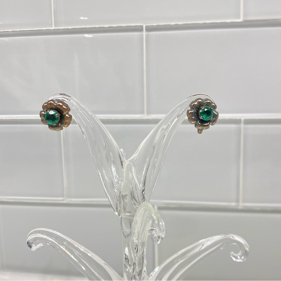 Vtg Silver Flower Screwback Earrings w Diamond Cut Green Jewel Sterling Repousse - Picture 3 of 8